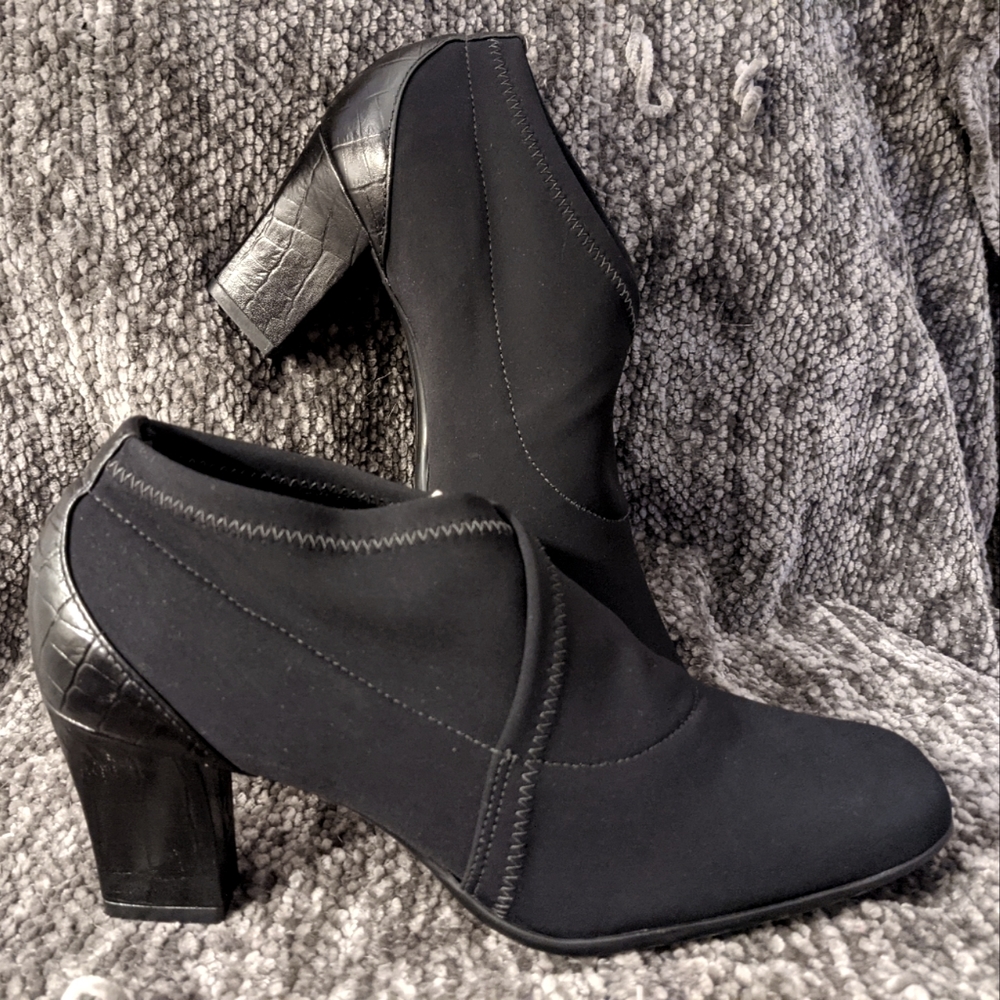 Donald Pliner block heel slip on black bootie (7.5)